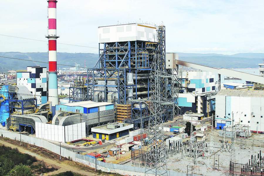 CENTRAL TERMOELECTRICA BOCAMINA II - ENDESA - PLANTA TERMOELECTRICA - CORONEL - SECTOR ENERGETICO - ELECTRICIDAD - GENERACION - CARBON - VISTA GENERAL - PUBLICADA - LA TERCERA - 08.03.13 CORONEL. TERMOELECTRICAS DE CORONEL, BOCA MINA 1 Y 2 - CONCEPCIN - REGIN DEL BIOBO - CHILE - CAMILA LASSALLE
